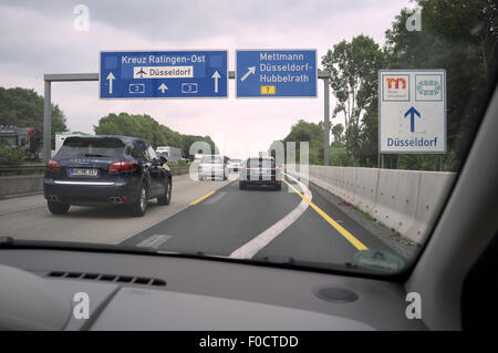 Das fahren auf dem Seitenstreifen auf der A3 wegen Straßenbauarbeiten, Düsseldorf, Deutschland. Stockfoto