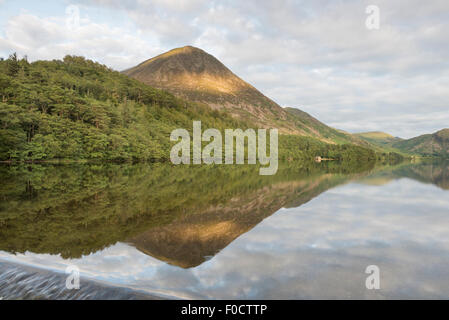 Lanthwaite Wood, Grasmoor und Boot Haus spiegelt sich in Crummock Wasser im englischen Lake District Nationalpark Stockfoto