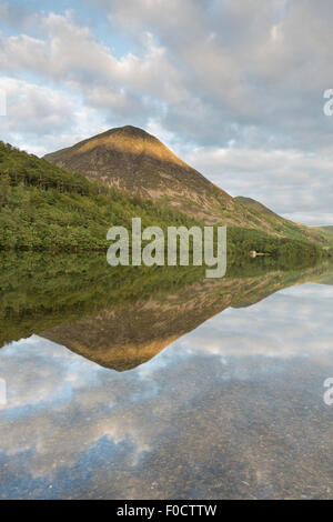 Grasmoor und Boot Haus spiegelt sich in Crummock Wasser im englischen Lake District Nationalpark Stockfoto