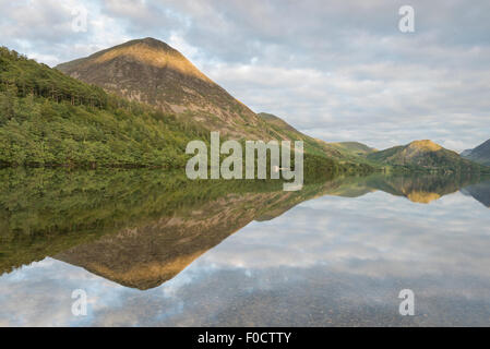 Grasmoor und Rannerdale Knotts spiegelt sich in Crummock Wasser im englischen Lake District Nationalpark Stockfoto