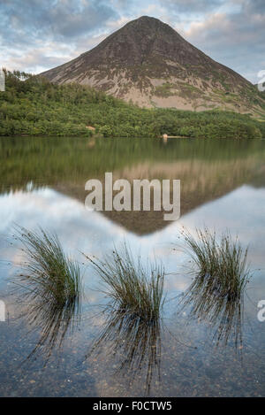 Grasmoor spiegelt sich in Crummock Wasser im englischen Lake District Nationalpark Stockfoto