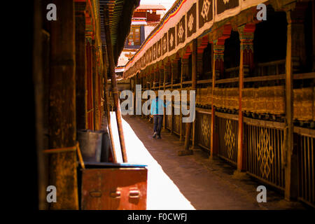 Touristischen berühren Gebetsmühle im Jokhang-Tempel Stockfoto