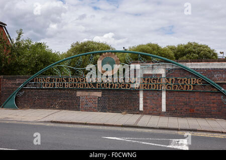 Gooch Straße Brücke über den Fluß Rea nah an dem Aufstellungsort des ursprünglichen Beorma Ingas Schinken Website von Birmingham UK Stockfoto