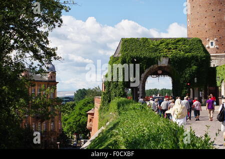 Wawel, Krakau, Polen, 28. Juli 2015. Königliche Schloss, Sitz der polnischen Könige aus dem 12. bis 17. Jahrhundert. Bernardynska Tor. Stockfoto