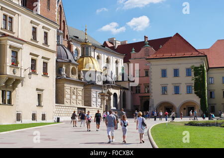 Wawel, Krakau, Polen, 28. Juli 2015. Königsschloss Wawel, Sitz der polnischen Könige aus dem 12. bis 17. Jahrhundert. Kathedrale. Stockfoto