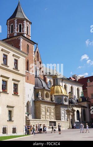 Krakau, Polen, 28. Juli 2015. Königsschloss Wawel, Sitz der polnischen Könige aus dem 12. bis 17. Jahrhundert. Wawel-Kathedrale. Stockfoto