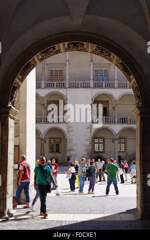 Wawel, Krakau, Polen, 28. Juli 2015. Wawel Königsschloss. Innenhof mit Arkaden. Stockfoto