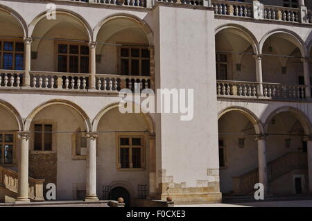 Wawel, Krakau, Polen, 28. Juli 2015. Wawel Königsschloss. Innenhof mit Arkaden. Stockfoto