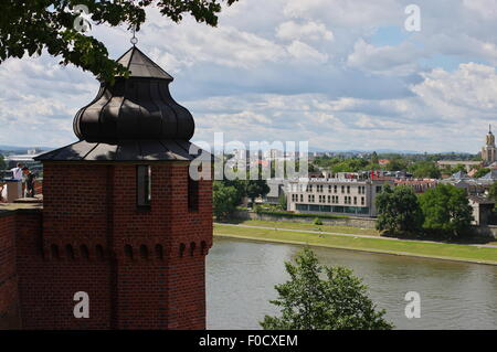 Wawel, Krakau, Polen, 28. Juli 2015. Rramparts und Aussicht auf Krakau von Wawel, Richtung Westen. Stockfoto