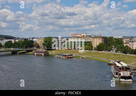 Weichsel, Krakau, Polen, 28. Juli 2015. Der Blick vom Wawel-Schloss. Schiffe – Taverne am Kai festgemacht. Stockfoto