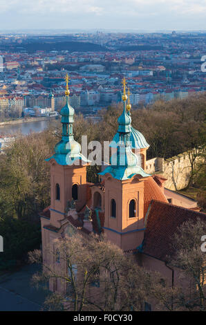 Blick auf die Kathedrale des Heiligen Laurentius in Prag, Tschechische Republik. Es war ursprünglich eine romanische Kirche, später im Barock s umgebaut Stockfoto