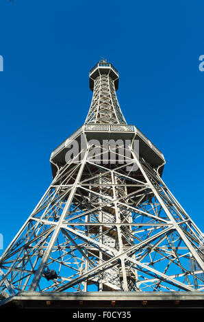 Aussichtsturm Petrin-Hügel. Als eine Mini-Version Pariss Eiffelturm, Petrin Observ gebaut Stockfoto