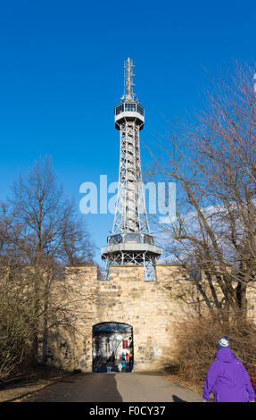 Aussichtsturm Petrin-Hügel. Als eine Mini-Version Pariss Eiffelturm, Petrin Observ gebaut Stockfoto