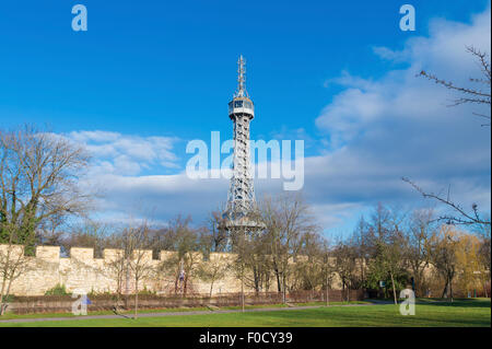 Aussichtsturm Petrin-Hügel. Als eine Mini-Version Pariss Eiffelturm, Petrin Observ gebaut Stockfoto