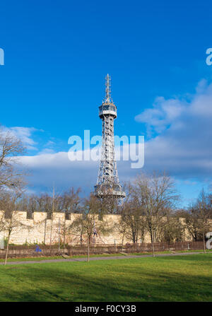 Aussichtsturm Petrin-Hügel. Als eine Mini-Version Pariss Eiffelturm, Petrin Observ gebaut Stockfoto