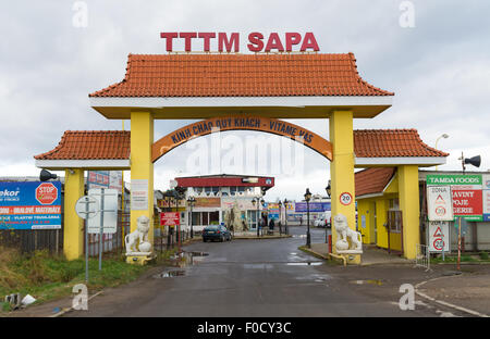 Eingangstor des SAPA-Marktes in Prag. Die Vietnamesen sind die drittgrößte Gruppe von Einwanderern Stockfoto