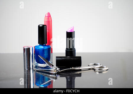 Nagellack, Kosmetik für Männer, die Schönheit des Körpers, tricks, Frau, isoliertes Objekt, weißer Hintergrund, Kosmetika, die von Frauen in den n Stockfoto