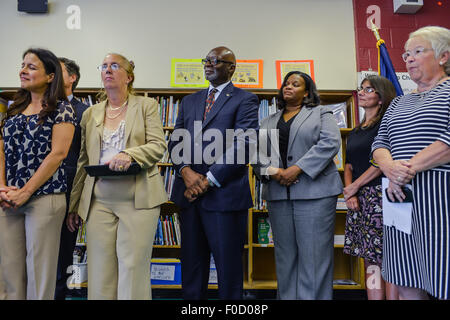 (V.l.) hören Sie Principal der öffentlichen Schule 19 Jacqueline Flanagan, Manhattan Borough President Gale Brewer, CSA-Präsident Ernie Logan, Queens Public School 95 wichtigsten Kim Hill und Manhattan Public School 134 Principal Camille Wallin, wie Bürgermeister de Blasio Schulen Kanzler Carmen Fariña (rechts) führt. Bürgermeister Bill de Blasio hielt eine Pressekonferenz zusammen mit städtischen Beamten und öffentlichen Schulverwaltung eine stadtweite Verbesserung im öffentlichen Test Scores unter die gemeinsame Mindestnormen, ein zentrales Thema der Verwaltung des Bürgermeisters zu verkünden. (Foto von Albin Lohr-Jones/Pacific Press) Stockfoto