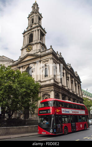 Ein neue Routemaster Bus geht St Mary Le Strand Church auf der Strand im Zentrum von London Stockfoto