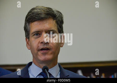 New York, Vereinigte Staaten von Amerika. 12. August 2015. New York State Senator Brad Hoylman, vertritt der Senat Bezirk 27, spricht mit der Presse auf den erfolgreichen Testergebnissen und wie diese Gewinne im kommenden Jahr vorangebracht werden können. Bürgermeister Bill de Blasio hielt eine Pressekonferenz zusammen mit städtischen Beamten und öffentlichen Schulverwaltung eine stadtweite Verbesserung im öffentlichen Test Scores unter die gemeinsame Mindestnormen, ein zentrales Thema der Verwaltung des Bürgermeisters zu verkünden. Bildnachweis: Albin Lohr-Jones/Pacific Press/Alamy Live-Nachrichten Stockfoto