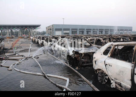 Tianjin. 13. August 2015. Foto aufgenommen am 13. August 2015 zeigt Autos beschädigt bei einer Auto-Lagerung in der Nähe der Explosion im Binhai neuer Bereich in Nord-China Tianjin Municipality. Die Zahl der Todesopfer durch eine Tianjin Lager Explosion Mittwochabend hat kletterte auf 17, nach Retter. Weitere 32 Personen wurden schwer verletzt und 283 Menschen stehen unter Beobachtung im Krankenhaus. Bildnachweis: Xinhua/Alamy Live-Nachrichten Stockfoto