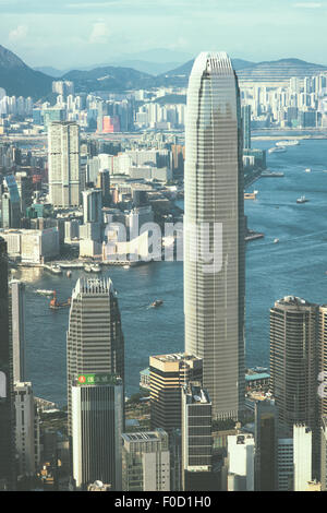Victoria Harbour in Hong Kong von der Spitze. IFC eines der höchsten Gebäude in Asien. Stockfoto