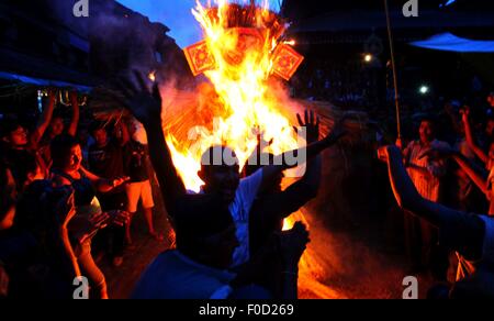 Bhaktapur, Nepal. 12. August 2015. Leute von Newar Gemeinschaft feiern nach Brandstiftung am Dummy der Dämon Ghantakarna während des Ghantakarna Festivals in Bhaktapur, Nepal, 12. August 2015. Die Newar Gemeinschaft des Kathmandu-Tal beobachtet Ghantakarna, ein Festival zu jagen böse Geister vertreiben und Glück einläuten. Bildnachweis: Sunil Sharma/Xinhua/Alamy Live-Nachrichten Stockfoto