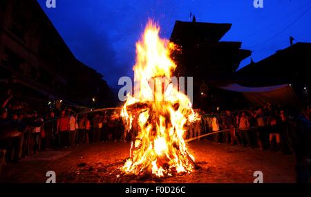 Bhaktapur, Nepal. 12. August 2015. Menschen der Newar Gemeinschaft zündeten am Dummy der Dämon Ghantakarna während des Ghantakarna Festivals in Bhaktapur, Nepal, 12. August 2015. Die Newar Gemeinschaft des Kathmandu-Tal beobachtet Ghantakarna, ein Festival zu jagen böse Geister vertreiben und Glück einläuten. Bildnachweis: Sunil Sharma/Xinhua/Alamy Live-Nachrichten Stockfoto