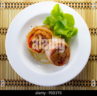Fleisch-Medaillons gewickelt Speck mit Gemüsebeilage Stockfoto