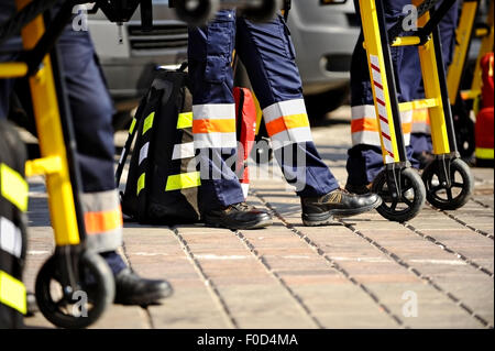 Krankenwagen Personal Füße sind neben Notausrüstung gesehen. Stockfoto