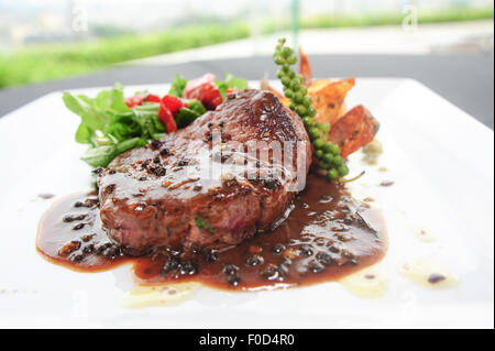 Rindersteak mit Pfeffersoße Stockfoto