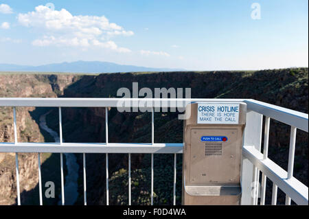 Die Brücke über den Rio Grande Gorge Bridge in der Nähe von Taos New Mexico ist mit Selbstmord Krise Hotline Telefon ausgestattet. Stockfoto