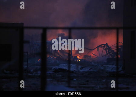 Tianjin, China. 13. August 2015. Gesamtansicht der Zerstörung nach Explosionen im Hafengebiet in Tianjin, Nordchina, 13. August 2015. 17 Menschen wurden getötet und ein weiterer 283 Menschen verletzt im Krankenhaus, offizielle Medien sagte. Bildnachweis: CPRESS PHOTO LIMITED/Alamy Live-Nachrichten Stockfoto