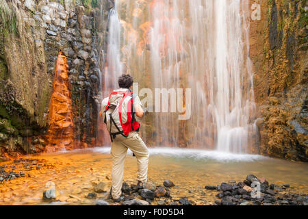 Männliche Wanderer in der Nähe von Cascada Colorada, Parque Nacional De La Caldera de Taburiente, La Palma, Kanarische Inseln, Spanien Stockfoto