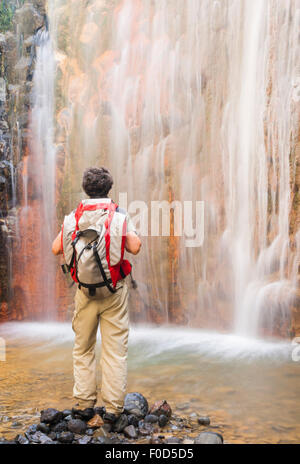 Männliche Wanderer in der Nähe von Cascada Colorada, Parque Nacional De La Caldera de Taburiente, La Palma, Kanarische Inseln, Spanien Stockfoto