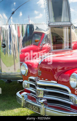 Dodge wayfarer amerikanisches Auto in einem Airstream Wohnwagen auf einen Vintage Retro Festival. Großbritannien Stockfoto