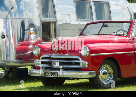 Dodge wayfarer amerikanisches Auto in einem Airstream Wohnwagen auf einen Vintage Retro Festival. Großbritannien Stockfoto