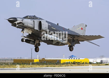 Türkische Luftwaffe F-4E 2020 Terminator landet auf dem Luftwaffenstützpunkt Konya Türkei, während der Übung anatolischer Adler 2014. Stockfoto