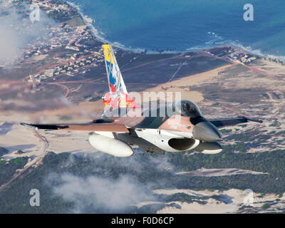 Spezielle malte venezolanischen Air Force F-16A fliegen über der Bucht in Natal, Brasilien, während Übung Cruzex 2013. Stockfoto