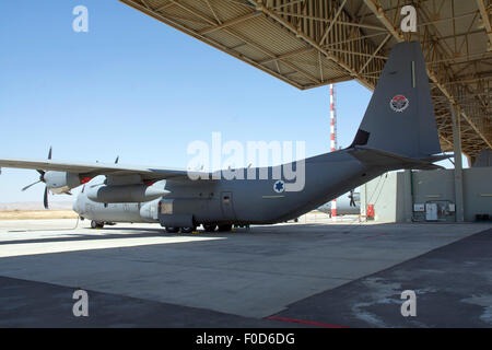 Israelische Luftwaffe C-130J-30 Shimshon auf der Rampe am Nevatim Air Force Base, Israel. Stockfoto