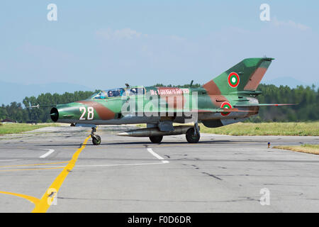 Bulgarische Luftwaffe MiG-21UM Mongol des Rollens auf Graf Ignatievo Air Base, Bulgarien, während Übung thrakischen Star 2015. Stockfoto