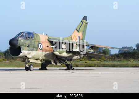 Eine Hellenic Air Force A-7E Corsair geparkt Araxos Luftwaffenstützpunkt in Griechenland. Stockfoto