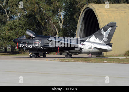 336 Mira Flaggschiff A-7E Corsair auf der Rampe am Luftwaffenstützpunkt Araxos Griechenland vor seiner endgültigen Ruhestand Ende Oktober 2014. Stockfoto