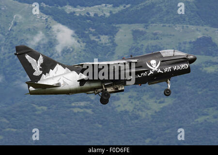 336 Mira Flaggschiff A-7E Corsair der Hellenic Air Force landet auf dem Aviano Aviano Air Force Base, Italien, für ein Tankstopp auf der Stockfoto