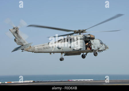 Ein SH-60F Seahawk Hubschrauber Anti-Submarine Squadron 11 (HS-11), begann an Bord des Flugzeugträgers USS Theodore R zugeordnet Stockfoto