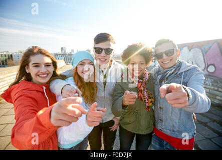 glücklich Teenager Freunde Schuldzuweisungen auf Straße Stockfoto