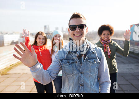 glücklich Teenager Freunden winken Hände auf Stadtstraße Stockfoto