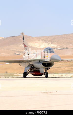 Eine israelische Luftwaffe F-16A Netz des Rollens bei Nevatim Airbase, Israel. Stockfoto