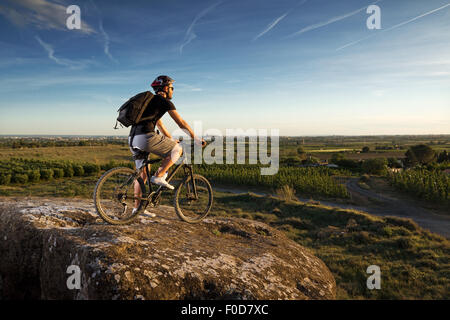 Feder Porträt des jungen Mannes auf Mountainbike in der Natur Stockfoto