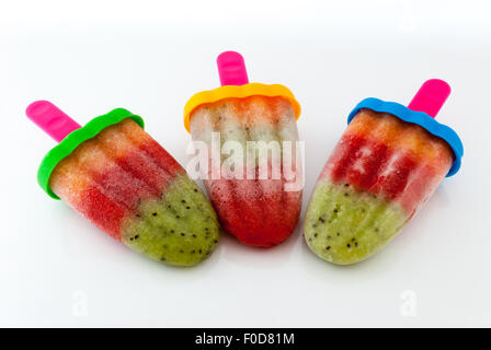 Hausgemachten bunten Obst Eis mit einem Stock Stockfoto